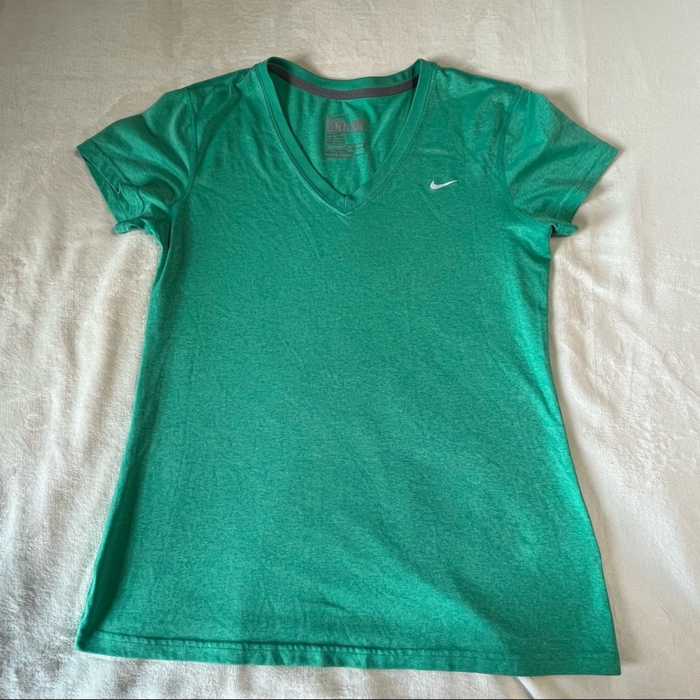 Nike Dri-Fit Women Size Medium Green Shirt; Workout Top; Comfy Wear